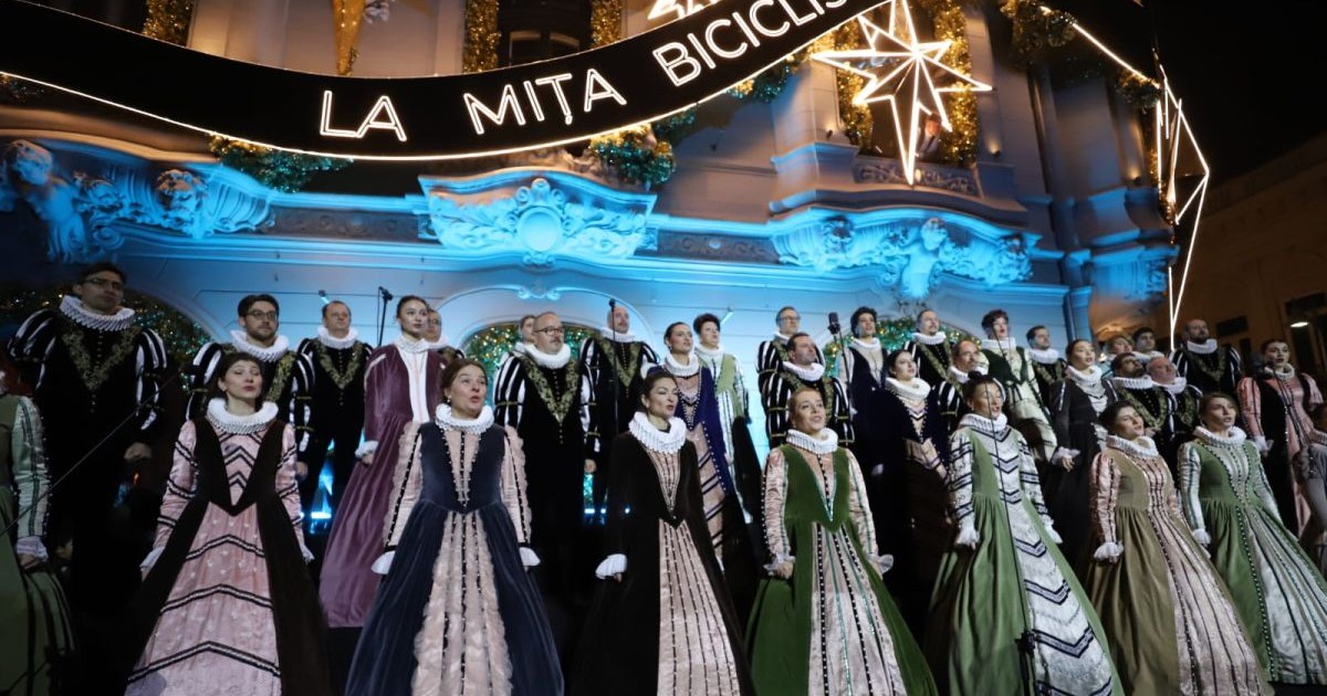 Corul Madrigal cântă în fața casei La Mița Biciclista din București, 20 decembrie 2025