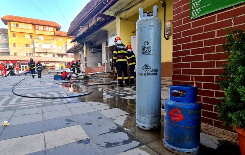 Explozie la o pizzerie din Pașcani. Proprietarul a fost rănit, iar un bloc a fost evacuat