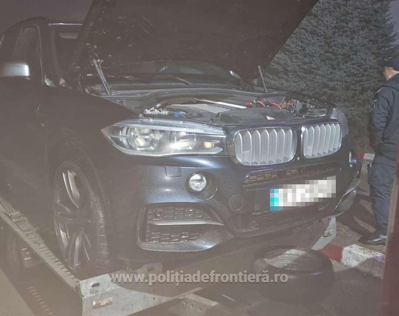Au demontat trei mașini, furate din Germania și Suedia, în valoare de 320.000 de euro, și au încercat să le introducă în România drept „piese auto uzate”