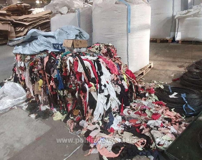 Sute de tone de deșeuri din plastic și materiale textile, descoperite în Călărași și Teleorman. De unde provin acestea