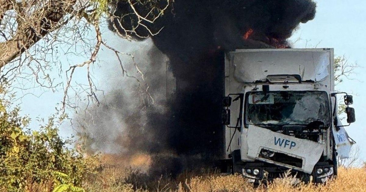 camion care face parte dintr-un convoi umanitar ONU, grav avariat, din care iese un nor de fum negru și gros, 14 octombrie 2025. regiunea Herson, Kherson, Ucraina
