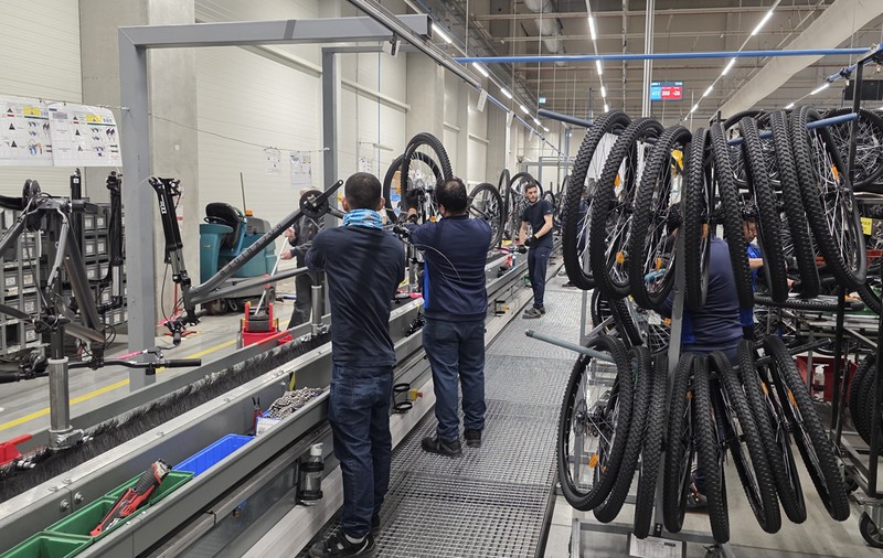 Milioane de biciclete produse la Timișoara pentru Europa. Doamnele de la „asamblare butuc”, mai eficiente decât robotul care le-ar putea înlocui