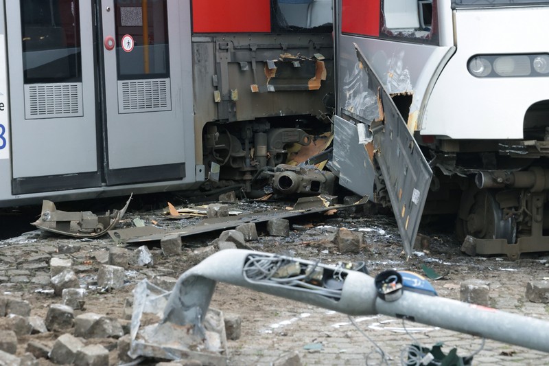 26 November 2025, North Rhine-Westphalia, Duesseldorf: According to police, several people were injured in a streetcar accident in Düsseldorf early this morning.,Image: 1054691581, License: Rights-managed, Restrictions: , Model Release: no