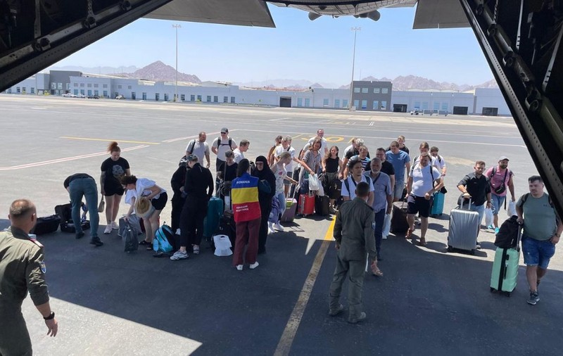 15 români și familiile lor au fost evacuați din Iran. Anunțul MAE