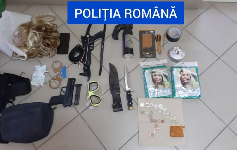 Bărbat din Dolj, reţinut după ce a ameninţat cu un pistol clienţii unui bar. Ce au găsit polițiștii asupra lui