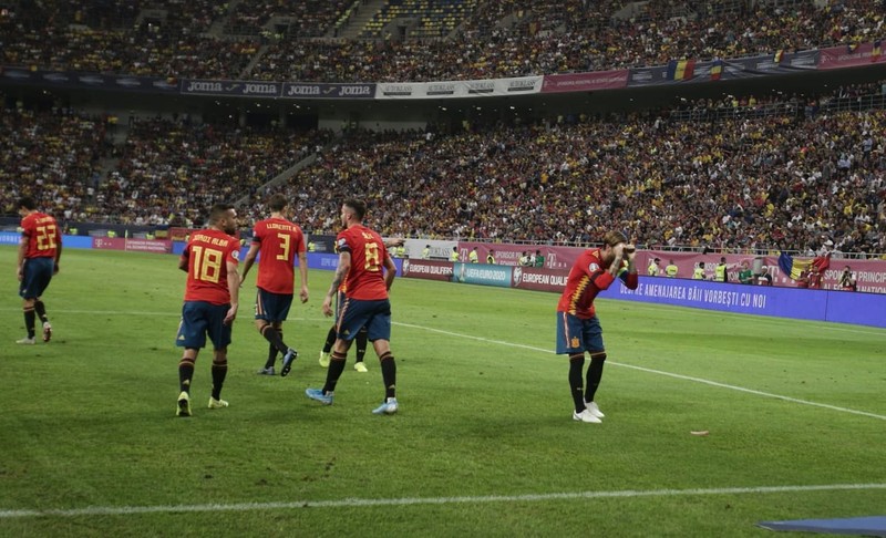 După gol, Sergio Ramos s-a îndreptat către camerele de televiziune şi a făcut gestul cu mâinile la ochi pentru că are un nepot care poartă ochelari. Suporterii români au crezut că fundașul lui Real Madrid i-a ironizat și l-au huiduit pe până la finalul partidei
