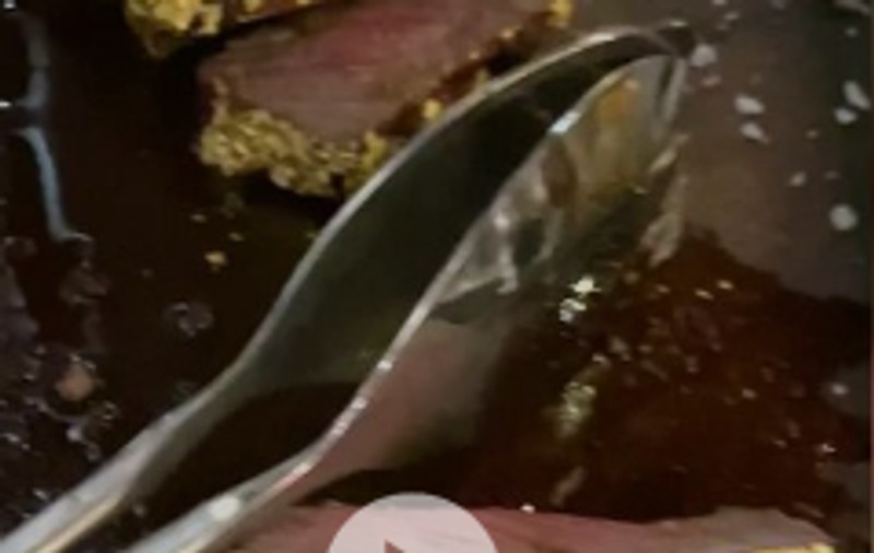 Ce gust are friptura învelită în foiță de aur de la restaurantul celebrului Salt Bae din Doha. Experimentul jurnaliștilor din Elveția