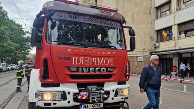 Reprezentanții firmei Kronlift care a făcut revizia susțin că liftul din Ministerul Transporturilor nu s-a prăbușit: „A depășit stația parter, se poate întâmpla să se oprească mai brusc”. ISCIR îi contrazice: „A căzut de la etajul 4”
