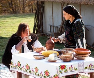 Scenă din filmul „Capra cu trei iezi”: lupul (Marius Bodochi) și capra (Maia Morgenstern). Foto: Facebook „Capra cu trei iezi” - Filmul