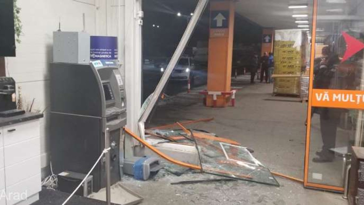 Patru persoane au încercat să fure un bancomat, în Arad. Poliția caută făptașii