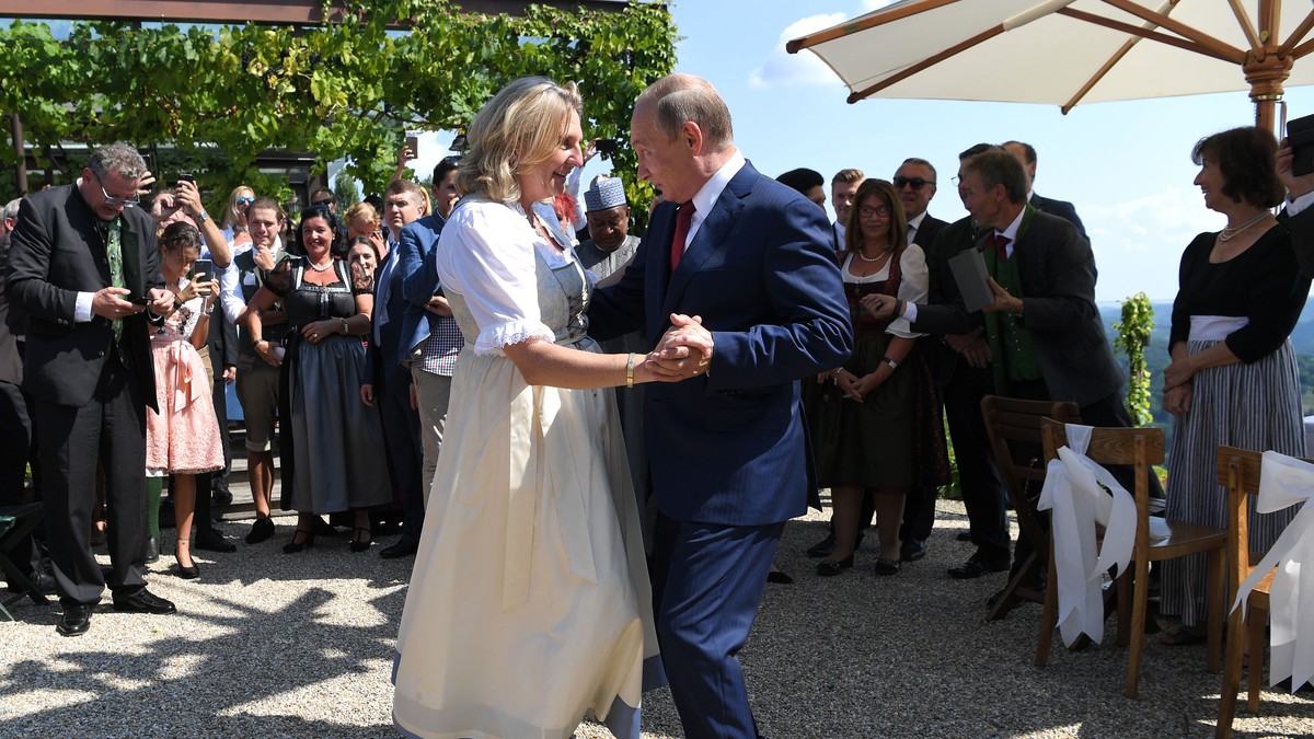 putin dansează cu ministrul de externe al austriei