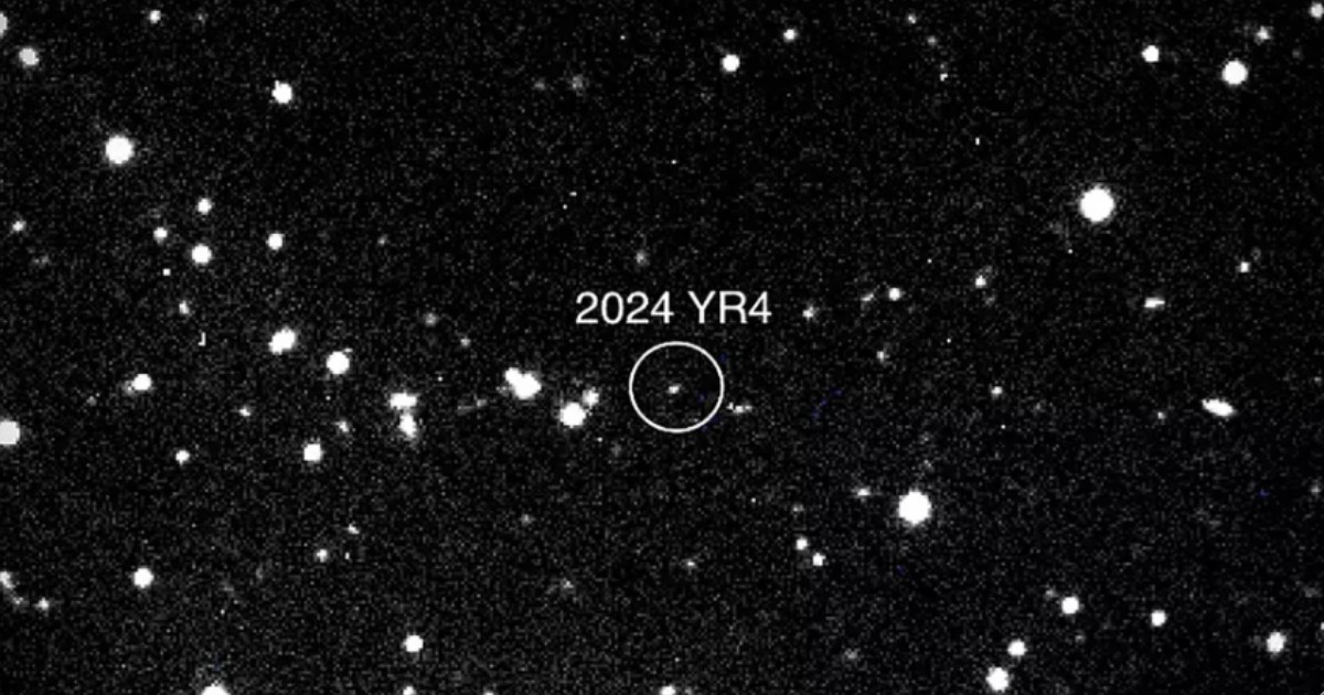 Cerul înstelat surprins de un telescop astronomic. În centrul imaginii, marcat printr-un cerc alb și inscripția „2024 YR4”, se află asteroidul 2024 YR4