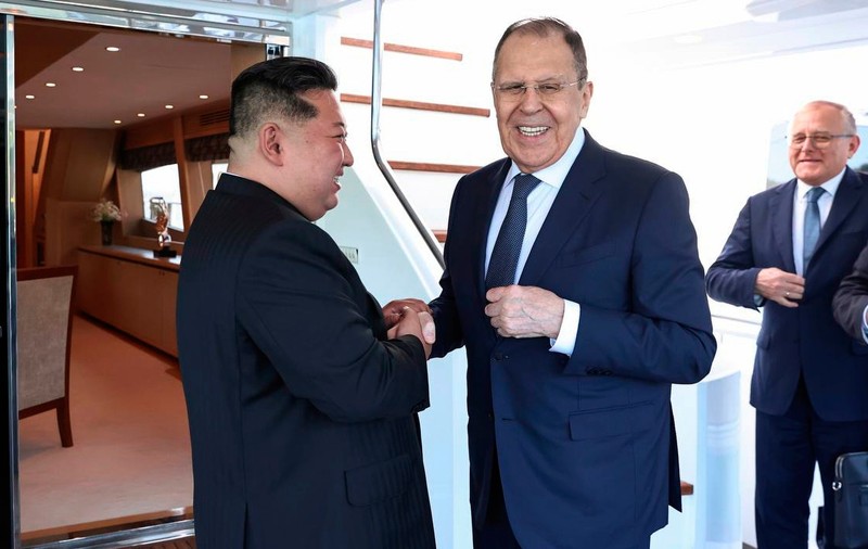 Kim Jong-un l-a primit pe Serghei Lavrov pe iahtul său de lux: Coreea de Nord va trimite 6.000 de ingineri și constructori militari în Rusia