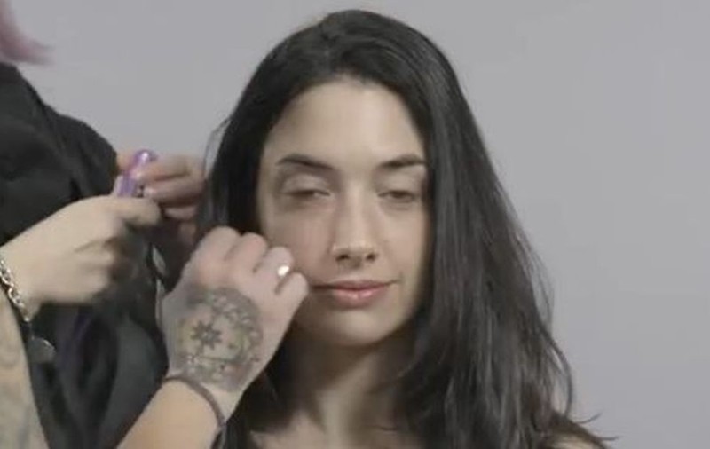 100 de ANI de MACHIAJ într-un singur MINUT! Demonstrație GENIALĂ a unui MODEL! | VIDEO