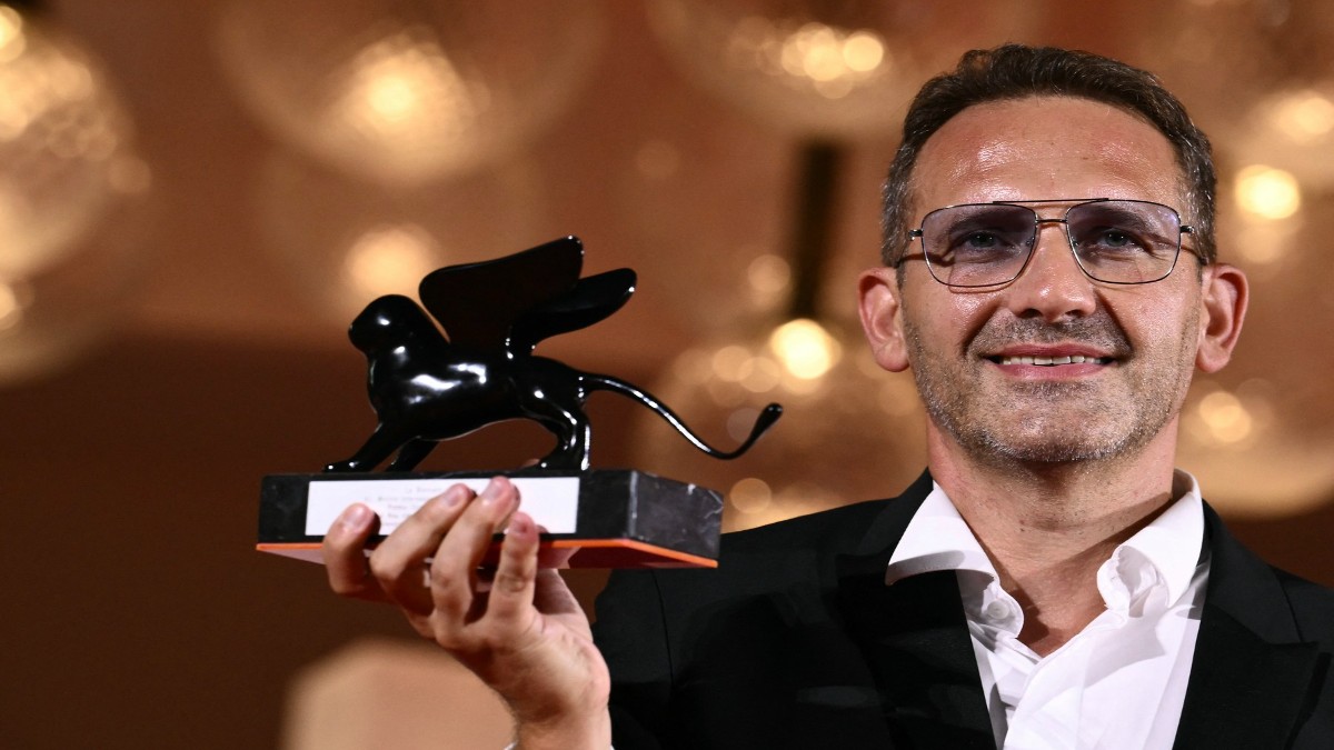 Bogdan Mureșanu pozează cu Premiul Orizzonti pentru cel mai bun film