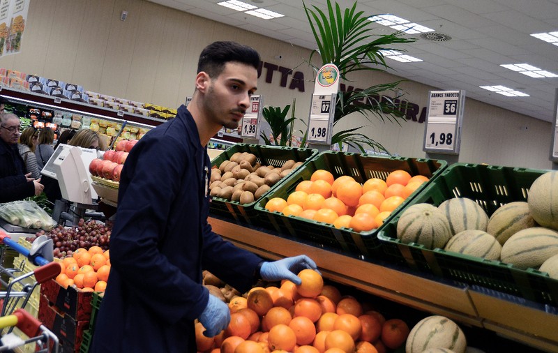 Salariu de 50 de euro pentru 8 ore de muncă pe zi, într-un supermarket din Italia: „Vă cumpărați singuri încălțămintea de protecție”