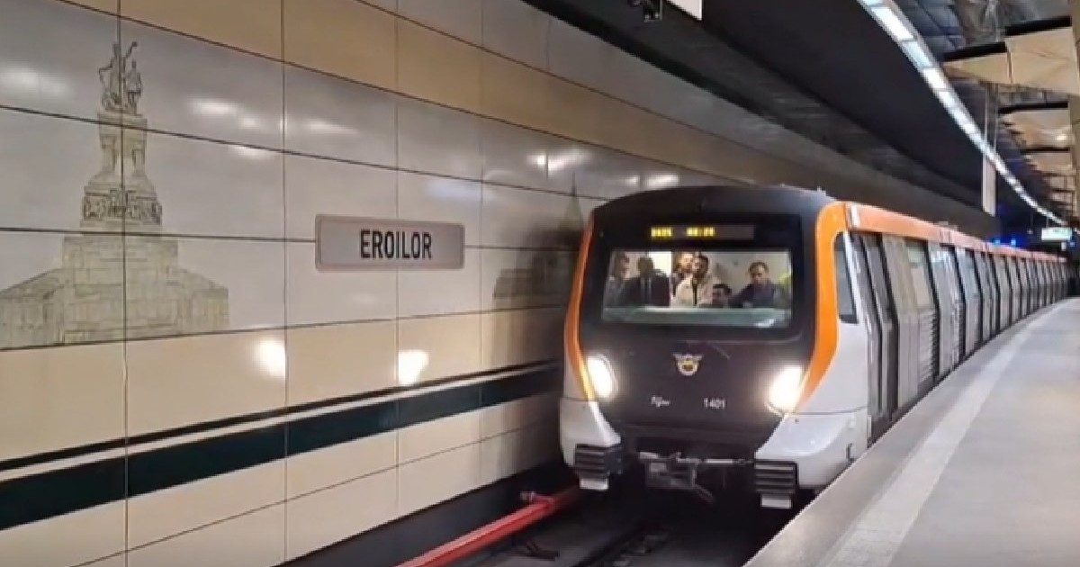 Tren de metrou portocaliu/argintiu în stația eroilor