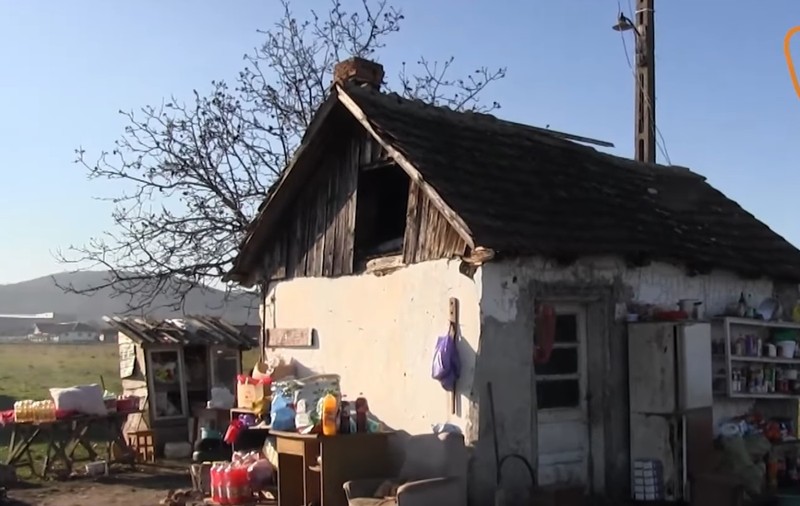 Doi copii din Arad, luați de urgență de la mama care îi bătea și îi trimitea la cerșit, după un apel pe Facebook