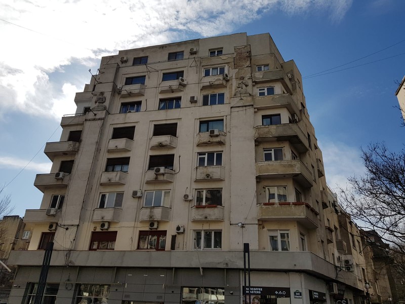 Blocul Simu, în prezent. Jumătatea stângă a clădirii a fost refăcută