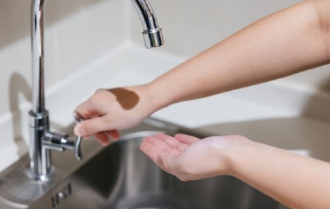 Apa se oprește complet în Curtea de Argeș, oraș care a rămas de jumătate de an fără apă potabilă