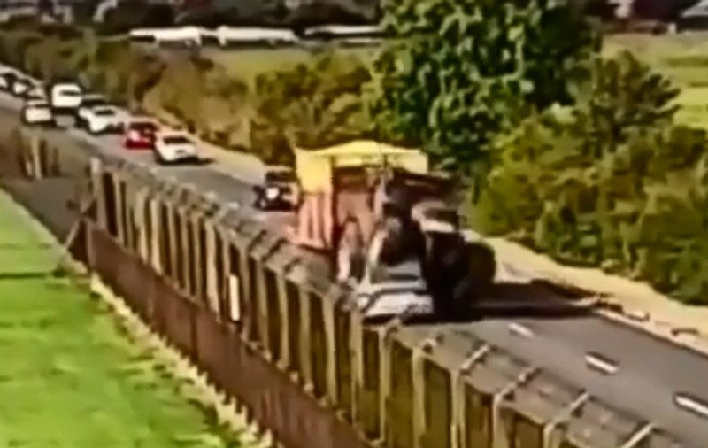 Momentul în care un tractorist drogat pierde controlul volanului, intră pe sensul opus și strivește o mașină care circula regulamentar, în Anglia