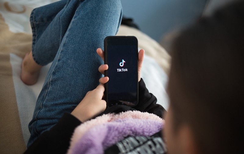Educația în lume: Ungaria oferă internet gratuit elevilor, iar TikTok introduce controlul parental