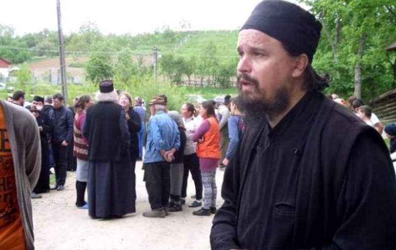 Fostul preot Ioan Ungureanu a dat în judecată Mitropolia Moldovei, după caterisire. Părintele le-ar fi spus enoriașilor să ardă cardurile de sănătate