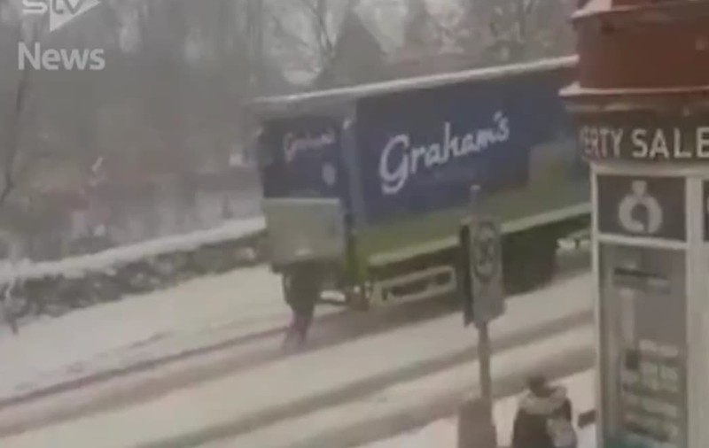 VIDEO | Imagini virale. O femeie din Scoția, surprinsă în timp ce împinge un TIR la deal