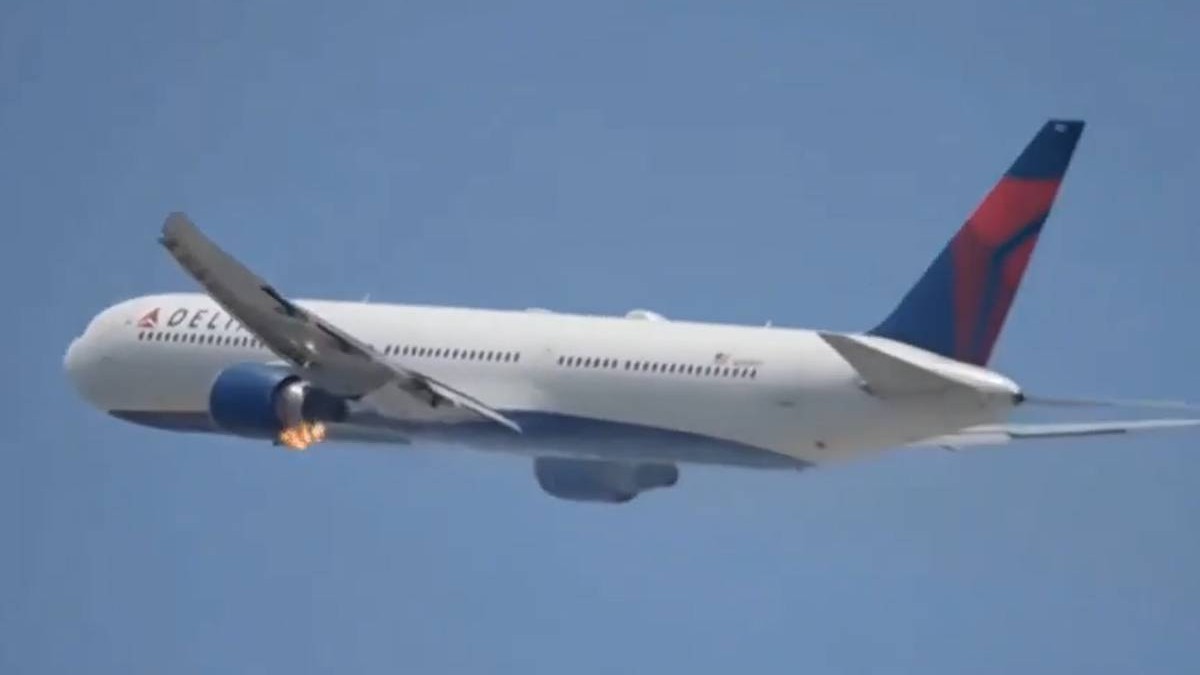 Imagine cu motorul avionului Boeing cuprins de flăcări