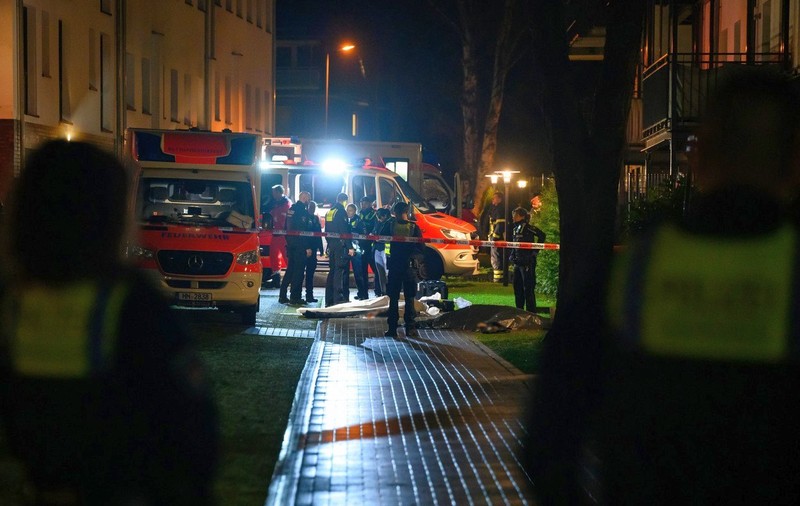 Doi bărbați au murit în Germania, după ce unul a deschis focul. 28 de maşini de Poliție au venit la fața locului