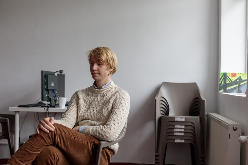 Johannes, unul dintre voluntari, povestește că toți sătenii fac mișto de el că are același nume cu președintele țării. Locuiește în comună de 10 luni și organizează seri de joc Dungeons &amp; Dragons cu tinerii din Teișani