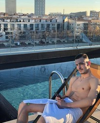 Viață de lux la Londra pentru tânărul rapper albanez.