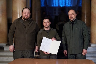 Volodimir Zelenski a semnat luni cererea oficială de aderare a țării la Uniunea Europeană