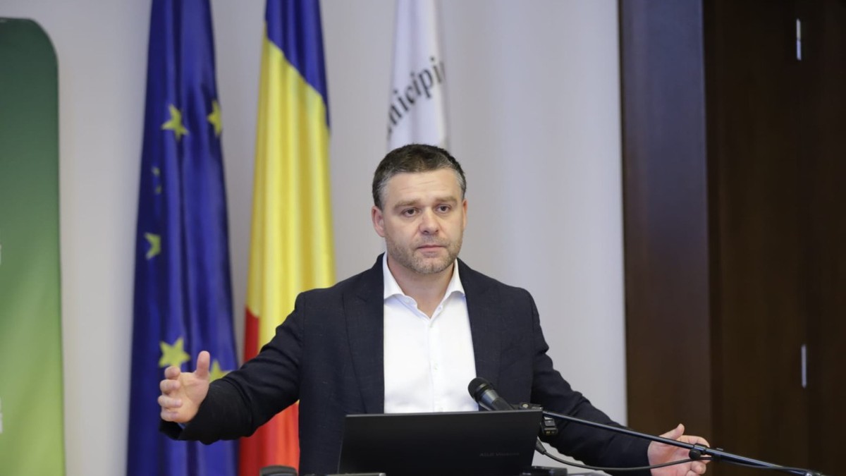 Primarul Ciprian Ciucu ține mâinile larg deschise