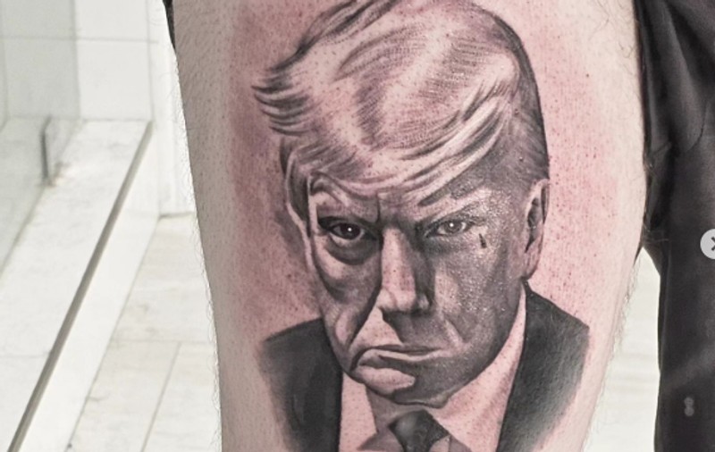 Un american și-a făcut un tatuaj uriaș cu poza lui Donald Trump ca inculpat: „Sunt alături de el”