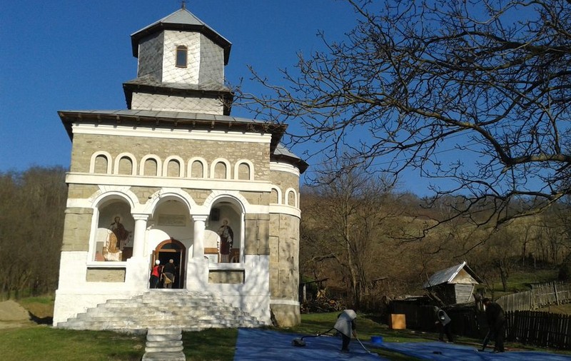 Biserică jefuită în județul Bacău. Hoții s-au semnat „Satana”