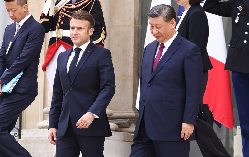 Summitul Macron-Xi, dominat de divergențe. Politico: „Doi împărați, la marginea a două războaie”
