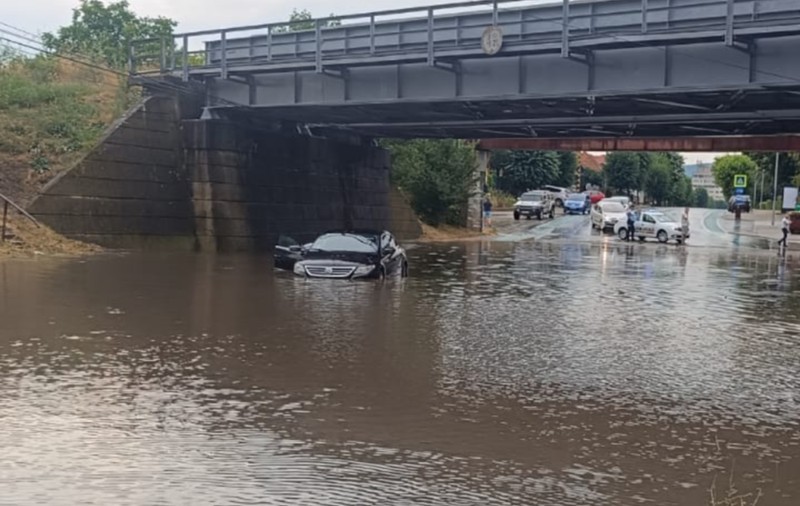 Furtună puternică în județul Brașov: mai multe străzi au fost inundate în Făgăraș, un copac a căzut peste o mașină aflată în mers