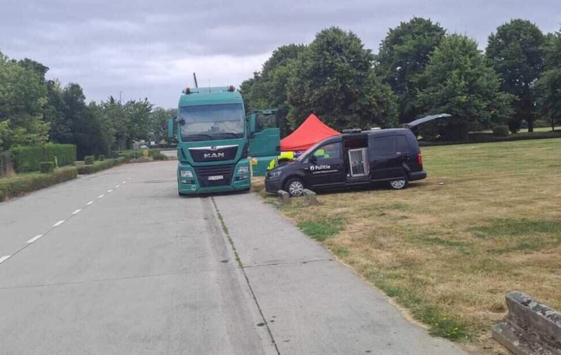 Un bărbat a fost găsit mort într-un camion românesc, în Belgia. TIR-ul era parcat într-o zonă industrială
