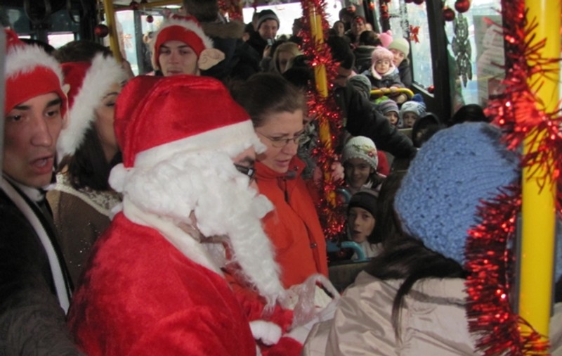 Autobuzul lui Moş Crăciun a început să circule în Galaţi