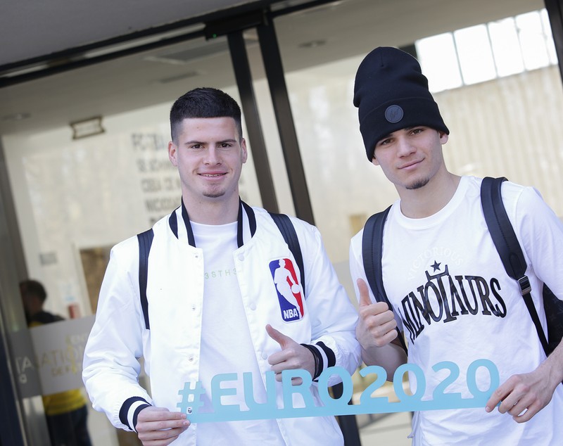 Tricolorii s-au reunit pentru meciul cu Suedia. Cu căciulile pe frunte, spre Euro 2020  | GALERIE FOTO