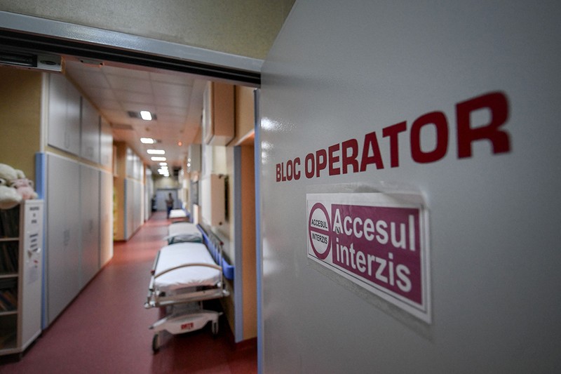 Paturi de spital sunt asezate pe un hol din sectia de ortopedie pediatrica din cadrul Spitalului Clinic de Urgenta Copii "Grigore Alexandrescu ", inaintea unei vizite a ministrului Sanatatii, Sorina Pintea (nu este in imagine), miercuri, 21 august 2019. Ministrul Sanatatii, Sorina Pintea a participat, miercuri, la redeschiderea sectiei de ortopedie pediatrica din cadrul Spitalului Clinic de Urgenta Copii "Grigore Alexandrescu " , dupa ce aceasta a fost modernizata si dotata cu mese noi de operatie, din fonduri alocate de Ministerul Sanatatii. ANDREEA ALEXANDRU / MEDIAFAX FOTO