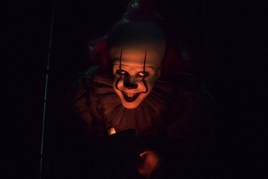 Bill Skarsgård, în rolul clovnului Pennywise / Foto: Warner Bros. Entertainment Inc.