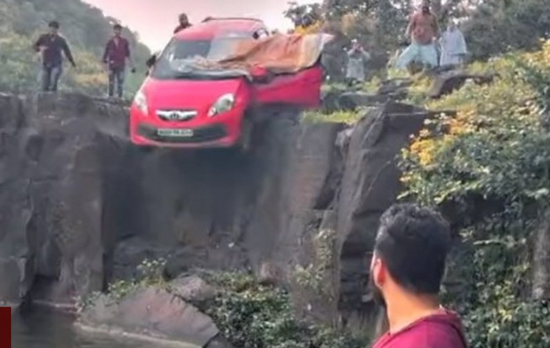 Momentul în care o mașină cade într-o cascadă, în India. Șoferul a uitat să tragă frâna de mână