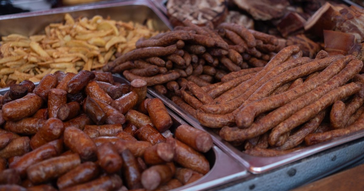 tavi cu cartofi, carati și carne, la Festivalul Pescaresc de Buna Vestire organizat in Parcul Izvor din Bucuresti, duminica, 23 martie 2025.