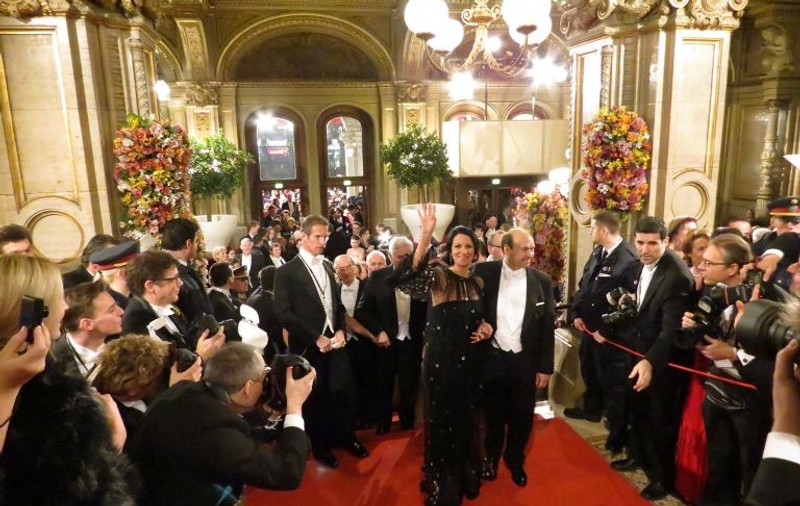 Angela Gheorghiu, în rochiile lui Cătălin Botezatu la Balul Operei din Viena!