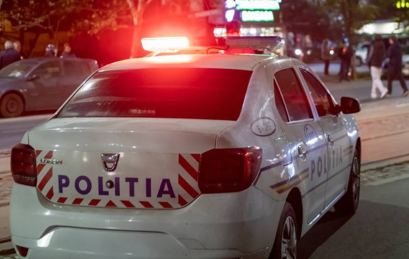O adolescentă de 15 ani a murit după ce a căzut de pe un bloc din Sectorul 2 din București, în timp ce încerca să își facă poze noaptea