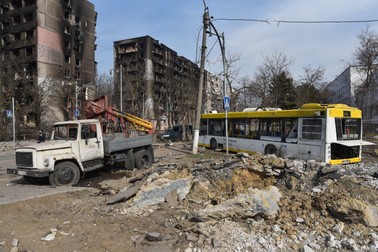 Mariupol acum. Clădiri rezidențiale sunt distruse, iar molozul se adună pe străzi | Foto: Profimedia
