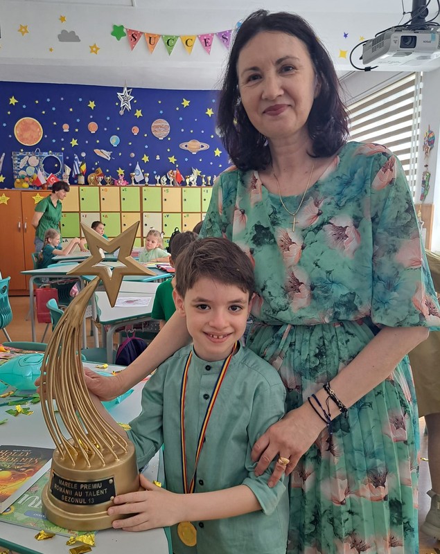 Rareș Prisacariu a dus la școală, în Botoșani, trofeul de la „Românii au talent”. Cum l-au primit colegii și învățătoarele pe câștigător