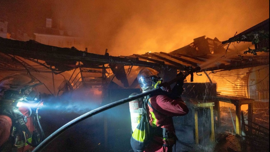 Pompieri în timp ce intervin în cazul unui incendiu
